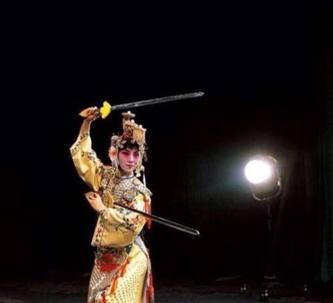 雷英|京剧名家齐淑芳留美不归，雷英脱队不归，这两件事又是什么性质？