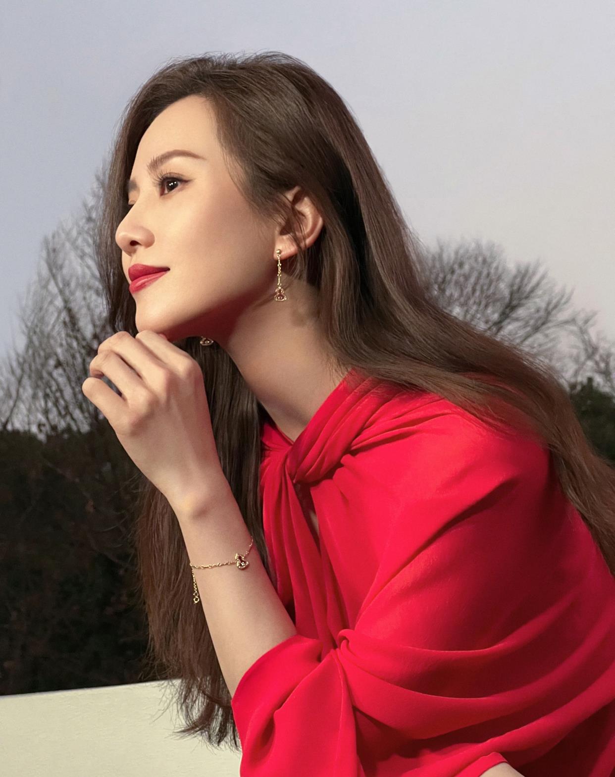 杨洋|刘诗诗真是“优雅本身”，穿一身红色连衣裙配大波浪，女人味十足