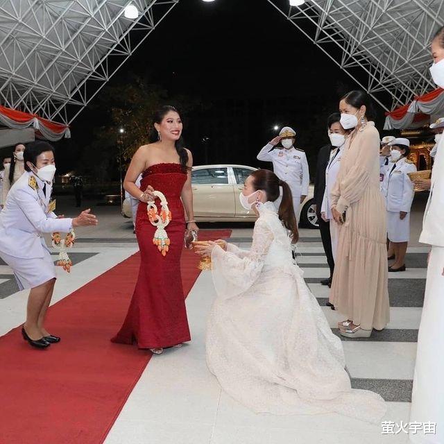 乘风破浪的姐姐|泰55岁华裔富婆晒照从小美到大，素颜妆见公主高情商，虽跪地却更高贵