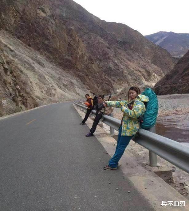 穷游 川藏线上的穷游女，手上举着“求RB”牌子，到底暗示着什么？