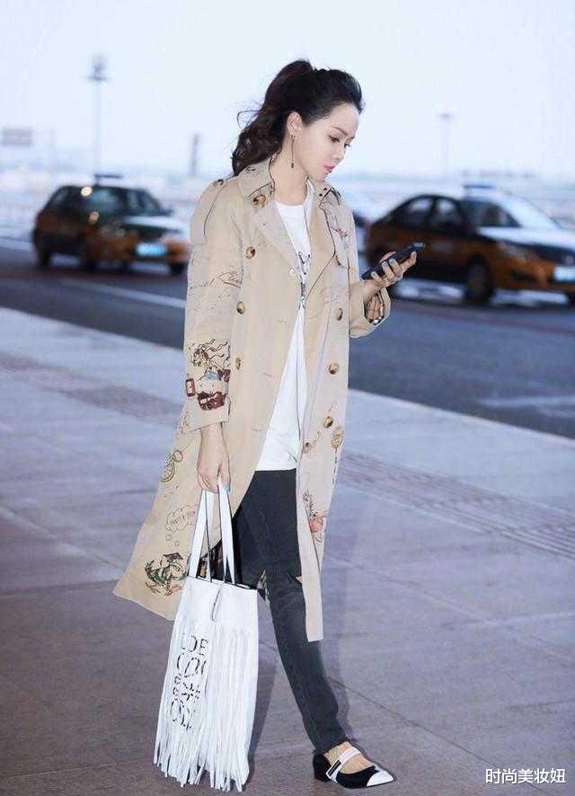 风衣|52岁伊能静又变美了，穿涂鸦风衣配高马尾走机场，差点认不出