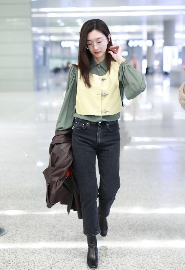 白小白的衣橱|真服了江疏影的衣品，长得挺有古典气息，穿着花哨衬衫却挺接地气