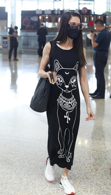 美人哒|李若彤这身材太棒了!穿背心裙走机场,肌肉紧致有型没有年龄痕迹