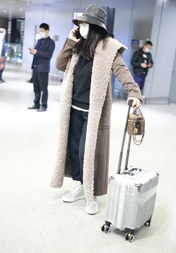 李湘|李湘过冬真认真，穿羊羔毛大衣肿得像企鹅，拎2万手袋也拯救不了