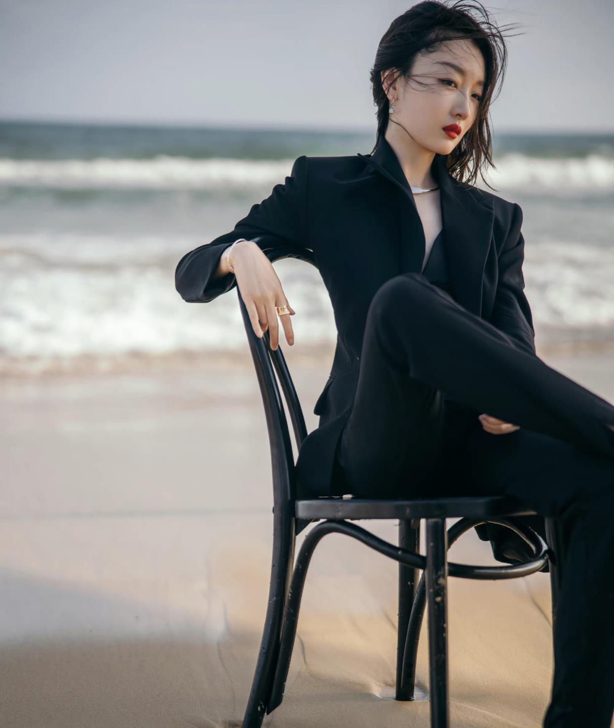 周冬雨|周冬雨是怎么做到单看五官很普通，同框秒杀别人？