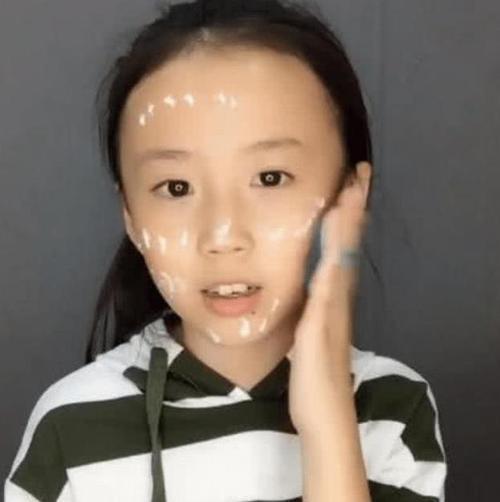 女孩|漂亮小女孩走红，长相甜美堪比偶像剧女主，网友：令人上头的美貌