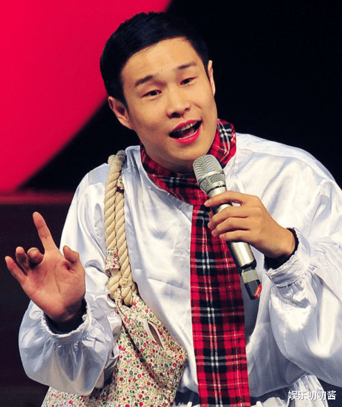 小姐姐|41岁小沈阳高调走机场，身穿潮牌玩休闲混搭，妻子随行朴素像助理