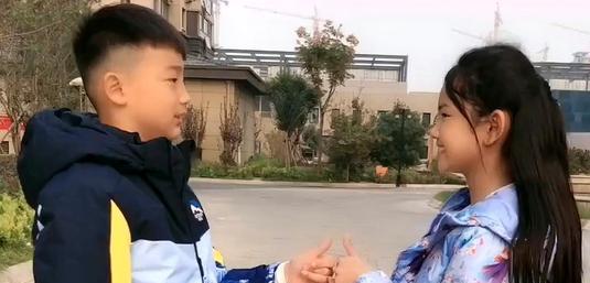 小雪妈妈育儿|兄妹俩一个每天喝牛奶，一个每天吃钙片，5年后身高差距明显