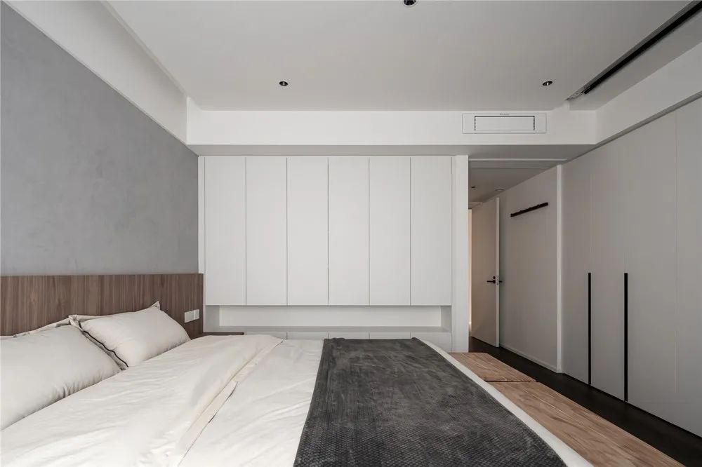 他家110m2简约风,只用了木饰面+极简白,越看越有范!