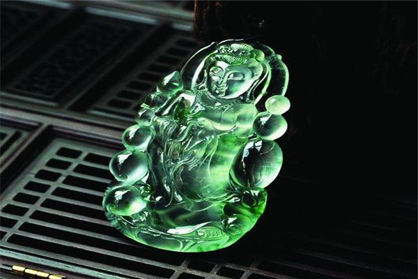 翡翠|翡翠有用玻璃造假的吗，翡翠和玻璃又有区别？注意看这几点