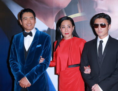 全球时尚号|周润发获博士学位，满头白发依然很帅气，和粉丝合影暖心低姿态