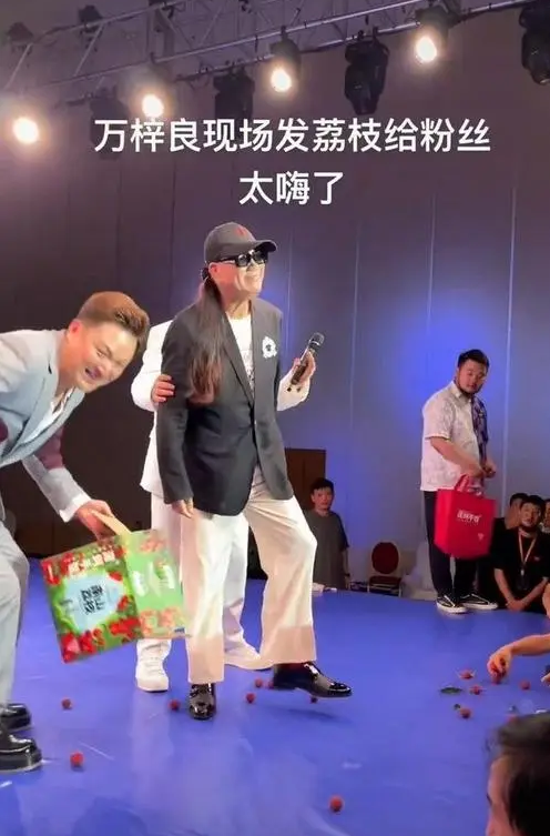 万梓良|万梓良任达华罕见同框！前者热情握手不愿放，后者被指懒搭理对方