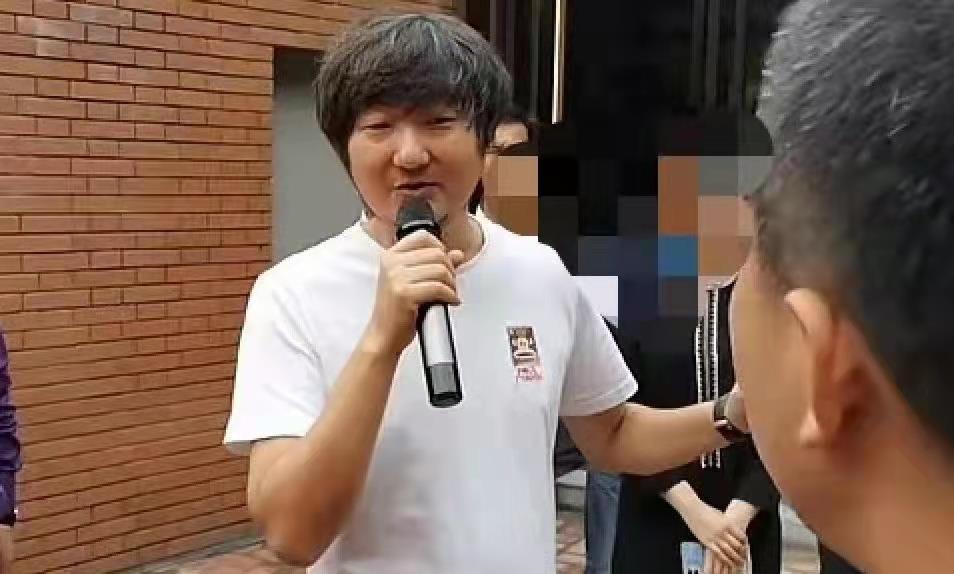 安杰|王大治露面古玩店！44岁留胡渣啤酒肚抢镜，网友称其中年发福了