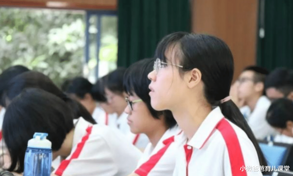 小微爸爸育儿课堂|大一新生开学前,要准备好这“一档三证”,避免发生不必要的麻烦