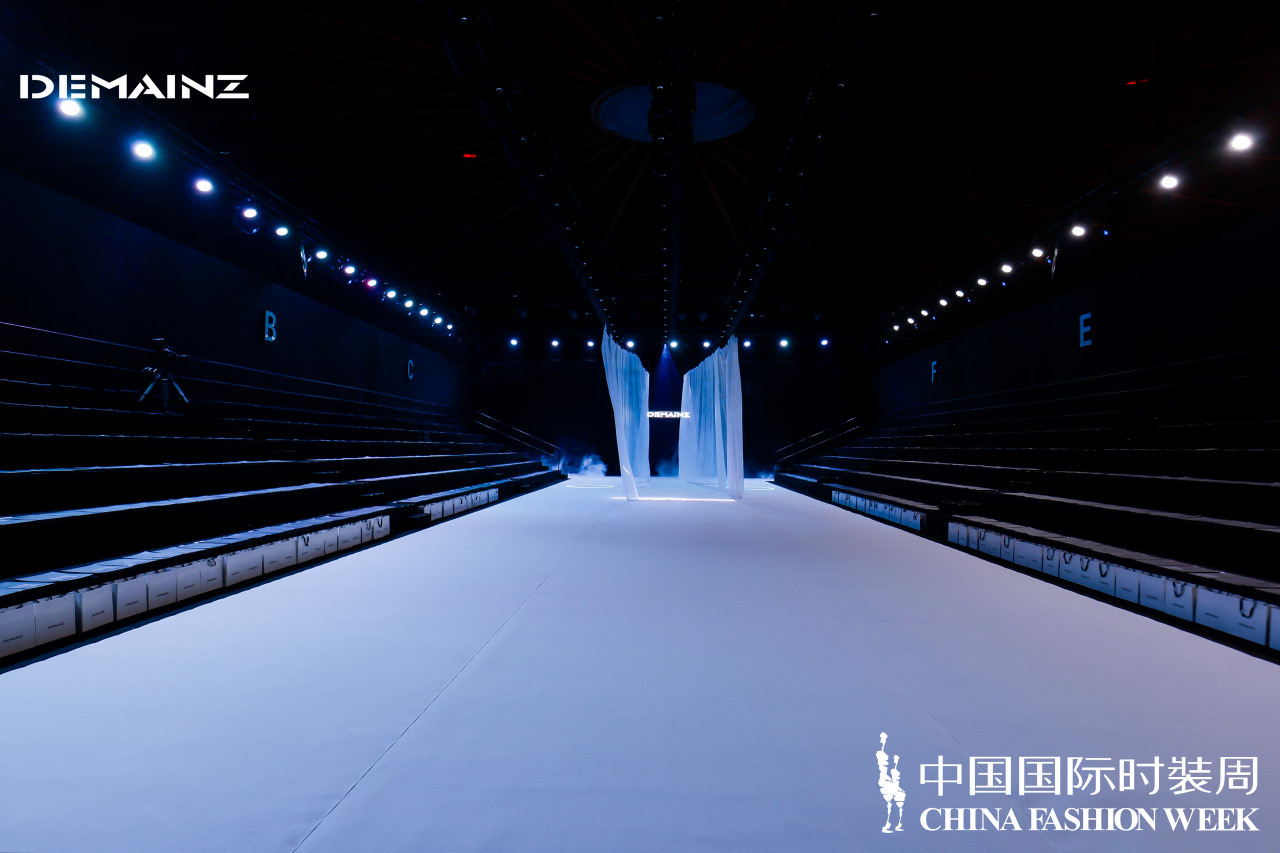 魔都时尚生活|陈志华·DEMAINZ地缦《幻醒》2022春夏时装周圆满发布|尚赋