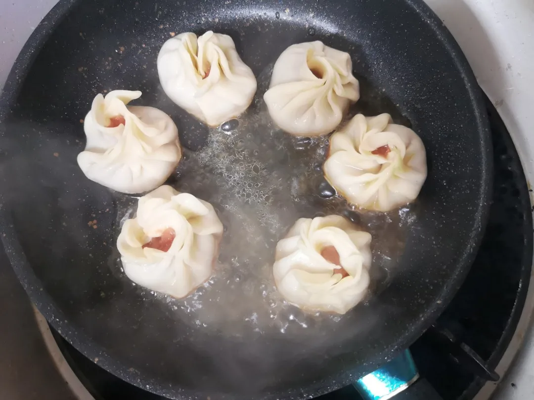 婴幼儿常识|国药育儿知识：利用现成的饺子皮就能做出煎包，大人和孩子都能享用的美味。