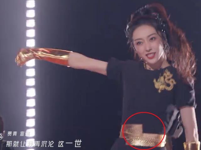宣璐|宣璐跳舞时衣服崩开，她紧急补救却没来得及，便宜前排观众了