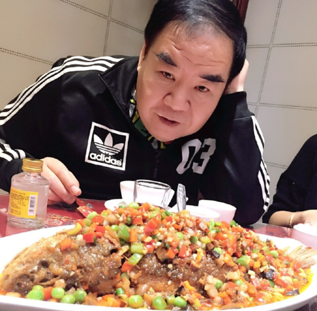 |郑则仕晒出自己香港的家,70岁还那么大食量,率性生活让人羡慕