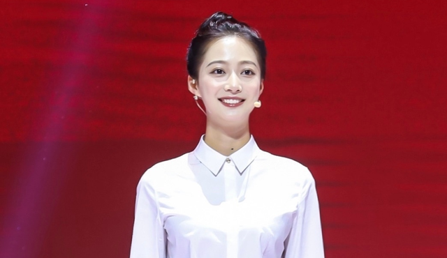 |4位领诵员凭啥仅冯琳火出圈，颜值即正义？原因并非这么简单