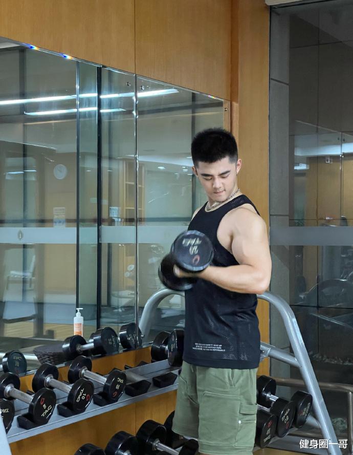 健身圈一哥 反差萌肌肉大男孩,一张正太漫画脸,却有这么壮硕的好身材!