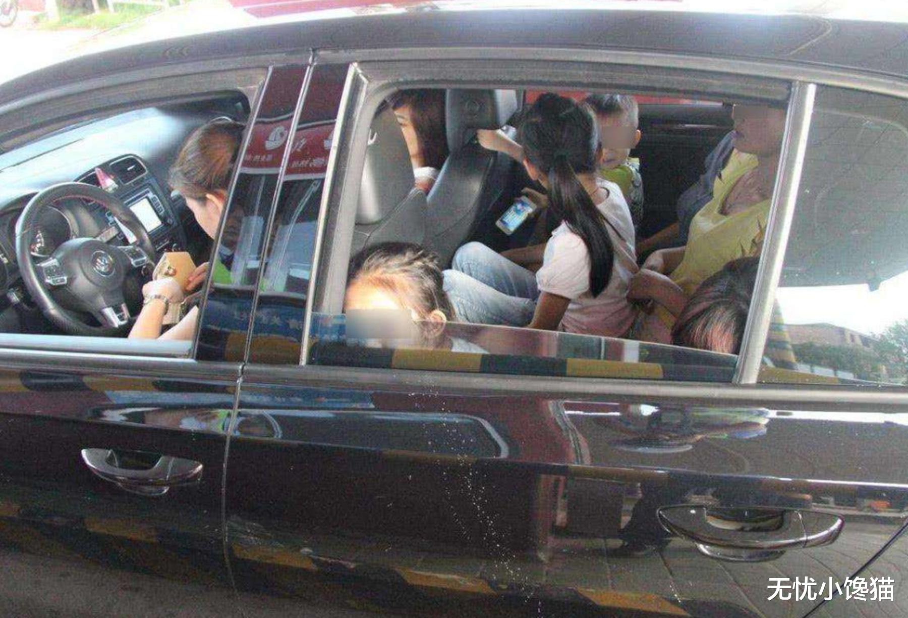 男子开7座车拉7人,交警因超载将其拦下,车主:难道我也算人?