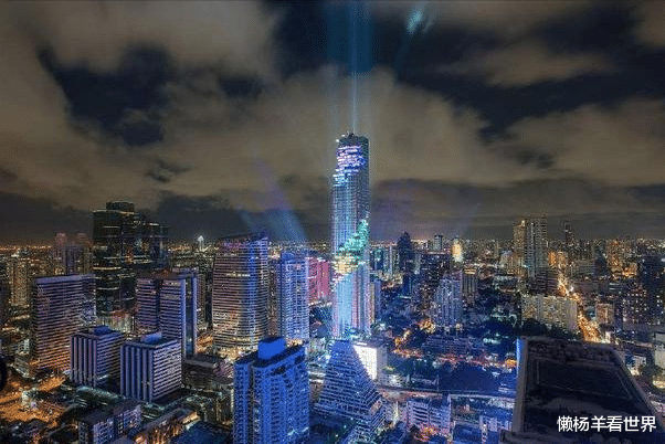 泰國花46億建造第一高樓，白天看著像爛尾樓，一開燈驚艷眾人！-圖2