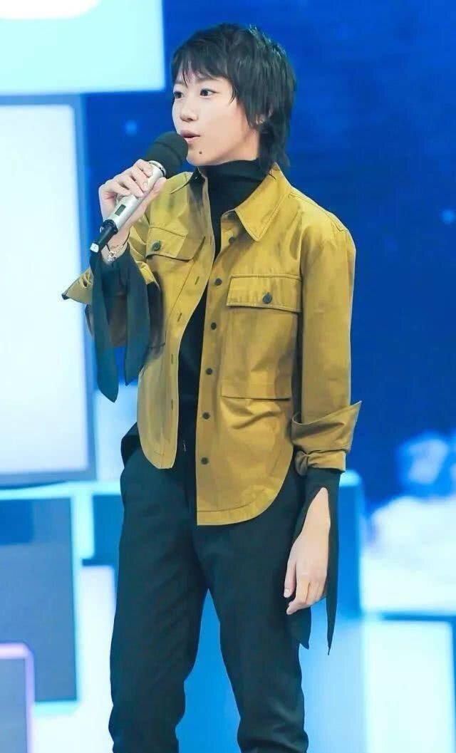 陈坤|窦靖童和陈坤同框，两人同穿黑色并肩前行，有种好兄弟的即视感