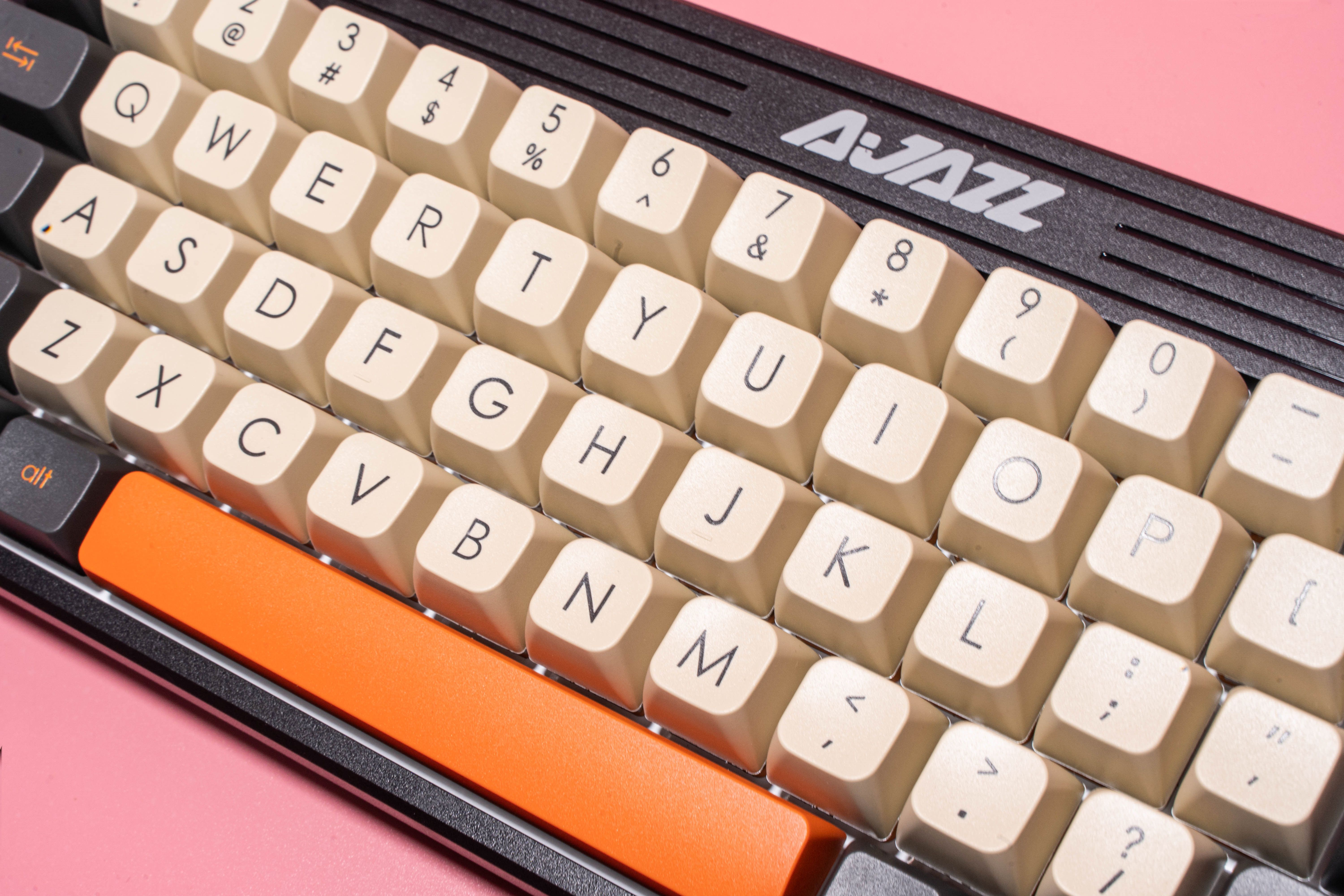 机械键盘|V复古，大球帽，还有RGB。黑爵K690T无线三模机械键盘上手体验