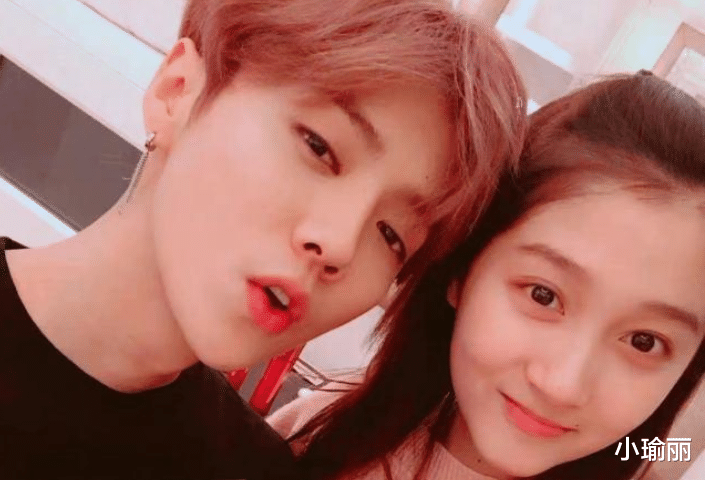 关晓彤|关晓彤公开跟鹿晗生活照后，又晒出刚起床的模样，戴兔耳睡眼惺忪超甜