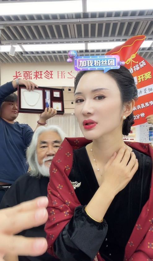 张纪中|杜星霖直播带货引热议？张纪中全程充当工具人，眼神疲惫快要睡着