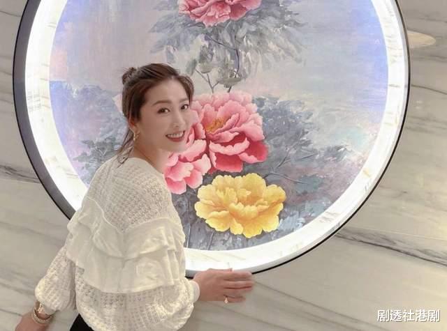 迪丽热巴|41岁香港著名高颜值女星产后宣告全面复出，身材颜值依旧在线，长期与丈夫分隔两地