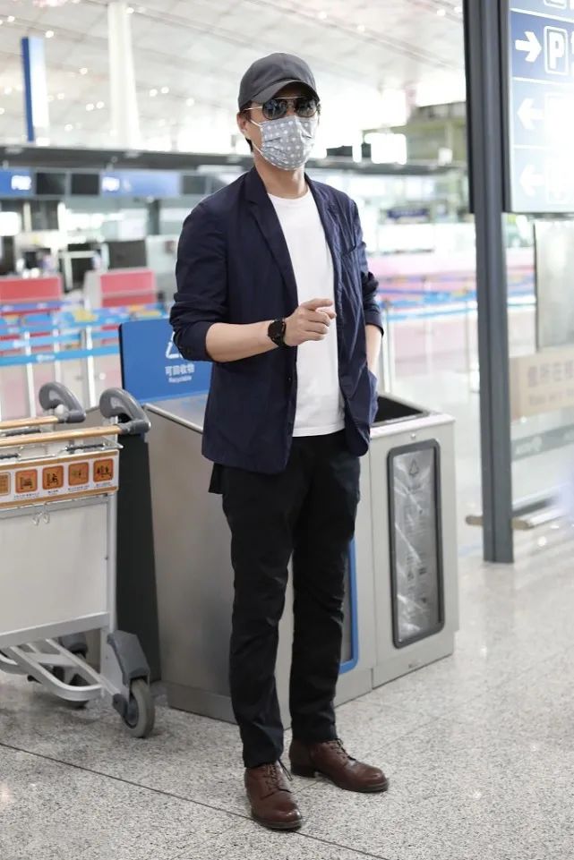 男士穿衣搭配杂志|靳东打造经典造型，西装+白T一样很时髦，这样穿尽显型男气质