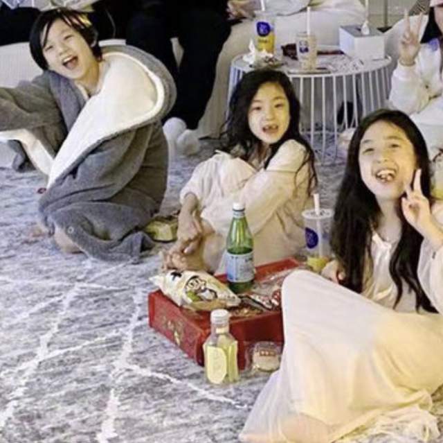 吴尊|吴尊晒《爸哪》三家重聚照！4年后萌娃长相变化大，杜江一家缺席