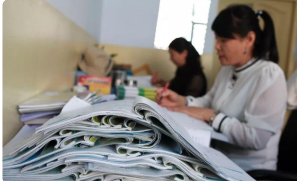 数学|各科老师办公桌对比，其他老师像战场，体育老师让人心疼又想笑