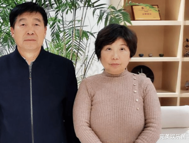 杜新枝|烟雾弹！杜新枝和薛郎当街亲吻？60岁老太闹绯闻，只为掩护郭希宽