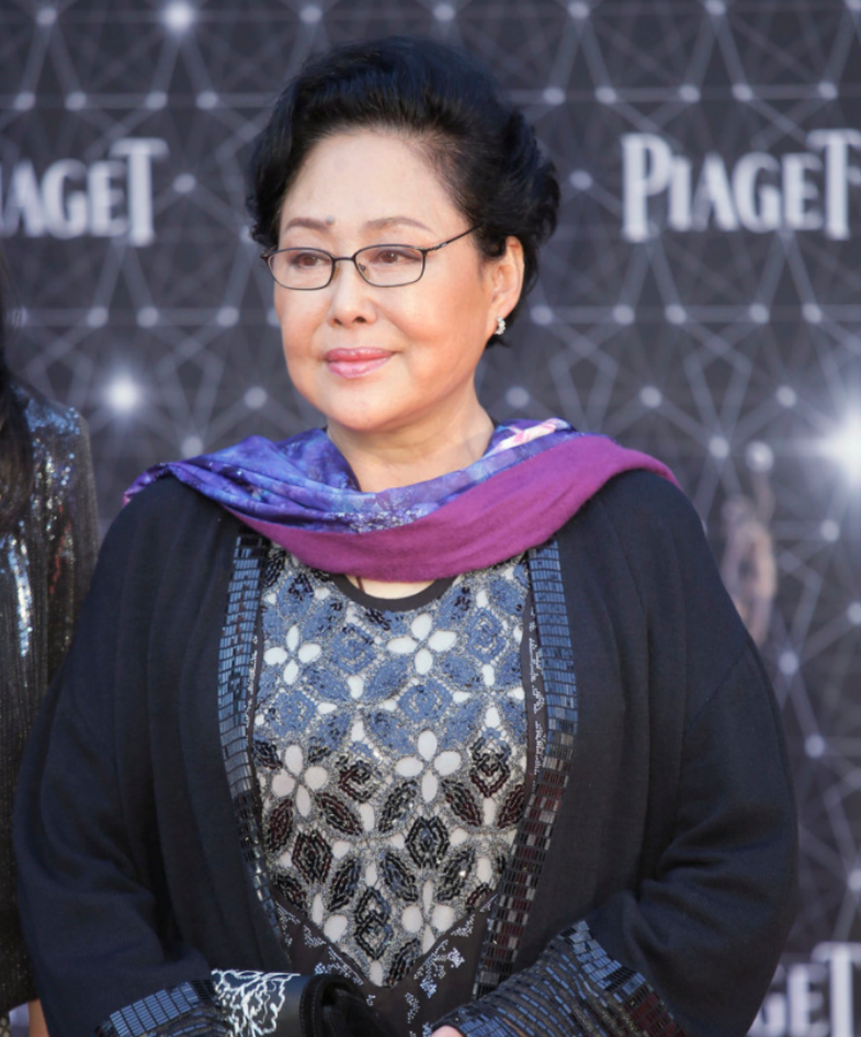 斯琴高娃|斯琴高娃：三婚嫁音乐家，跟儿子一起照顾瘫痪前夫，做不成夫妻做亲人