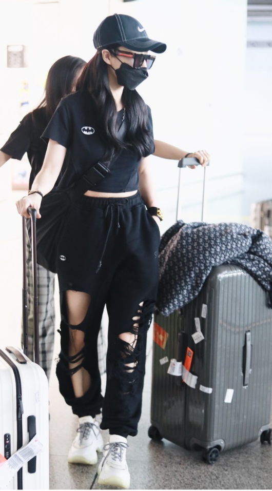 穿衣搭配|35岁的薇娅身材高挑纤瘦，穿黑T恤搭配黑色破洞工装裤，又飒又美