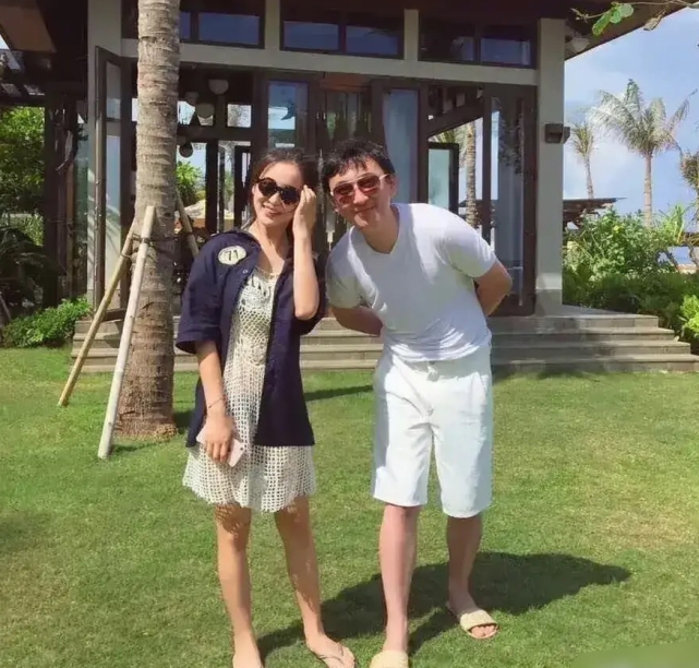 王思聪|王思聪大年初一现身三亚吃大鹅，和店员碰杯，一动作被指不尊重人