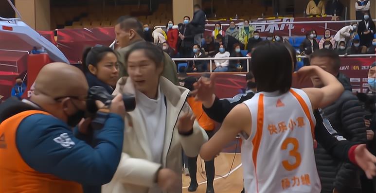 四川男篮|神仙打架！四川女篮虽败犹荣，杨力维斩获FMVP，姚明为总冠军颁奖