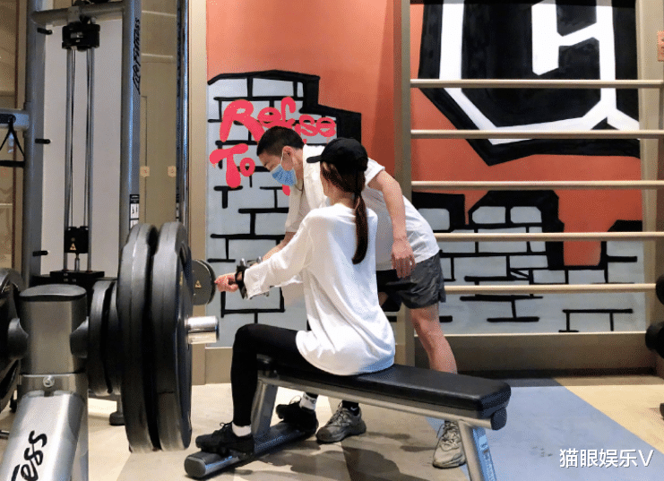 秦岚|42岁秦岚晒怼脸自拍，素颜与化妆无差异，大方公开体重仅有89斤