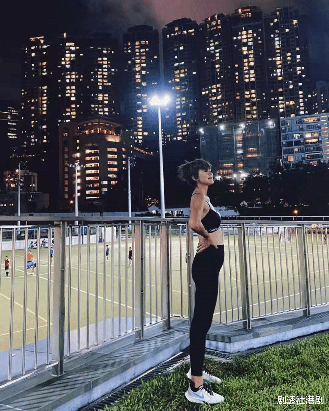 赵薇|被网友指责！TVB知名男星老婆怀孕夜跑8公里，老公留言：慢一点呀