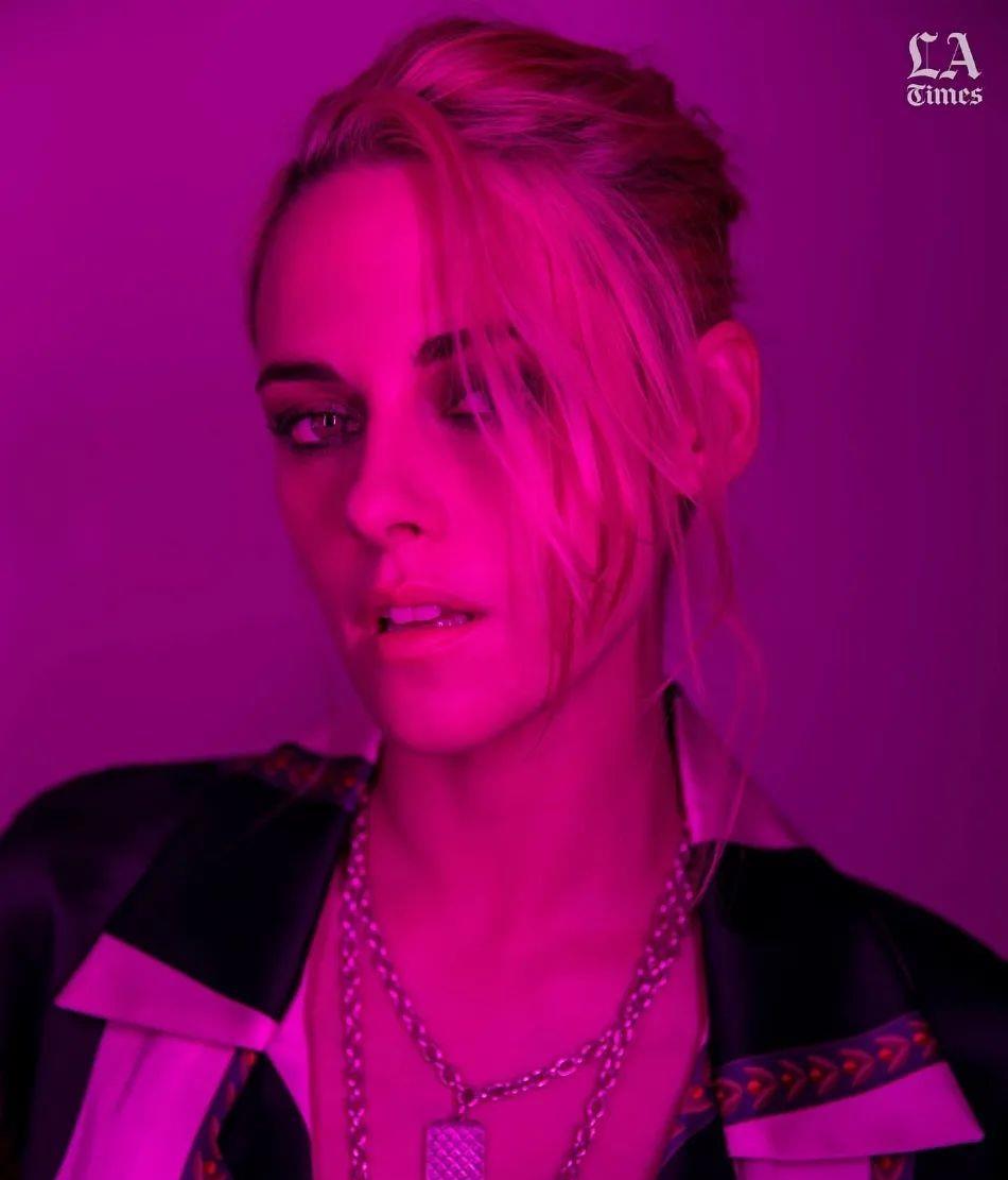 克里斯汀·斯图尔特|克里斯汀斯图尔特曝新写真！浓妆艳抹太性感撩人