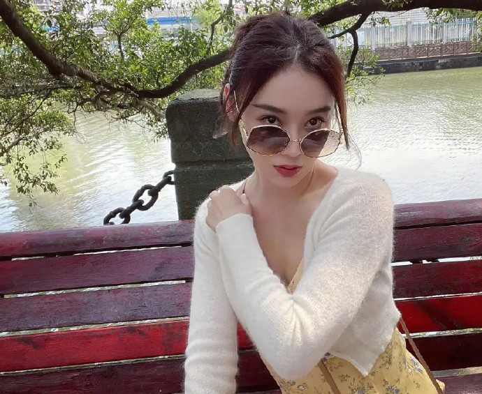 潮流前沿|袁姗姗解锁早秋穿搭，奶奶开衫配碎花裙，清纯带点小性感，真撩人