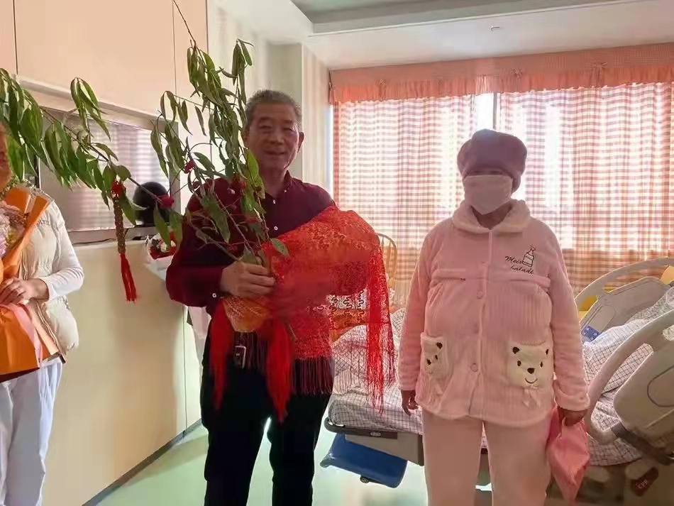 李昕言温度空间 67岁生宝宝：爸爸再次直播，被人质疑用孩子赚钱，应该多陪孩子