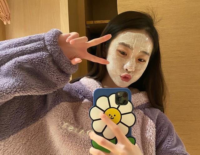 张艺凡|张艺凡晒客厅自拍，身后的“玻璃瓶”忘打码，网友：你才20岁啊