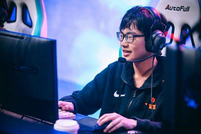 Uzi|国产三大选手包揽韩服前三！左手掉落第二，其他两位竟无法上场？