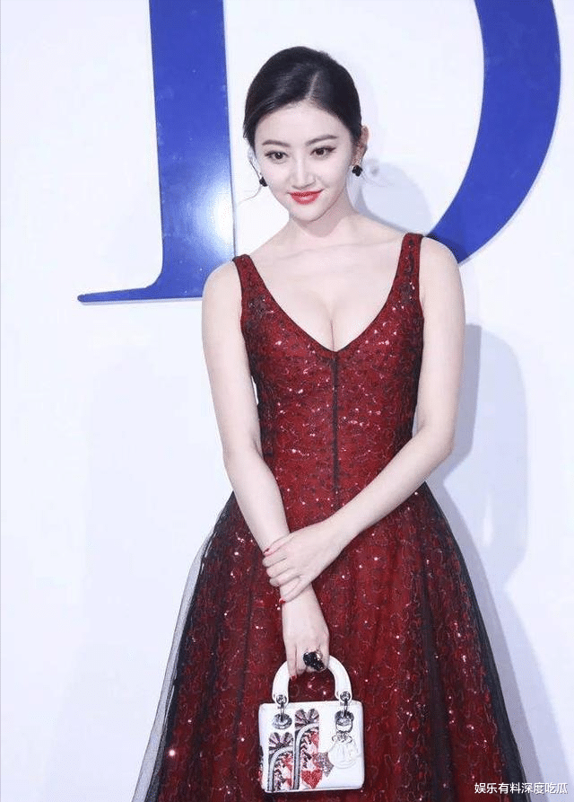 景甜|景甜：越来越“大胆”！v领吊带太惹眼，尽显丰满好身材