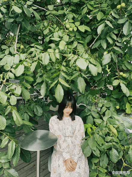 谭松韵|谭松韵超美大片释出，穿着青春靓丽，营造起氛围感也这么绝