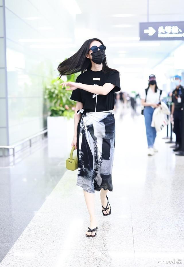 Ainee小屋|张俪这次有点减分了，T恤配围裹裙暴露H型身材，好在印花挺艺术