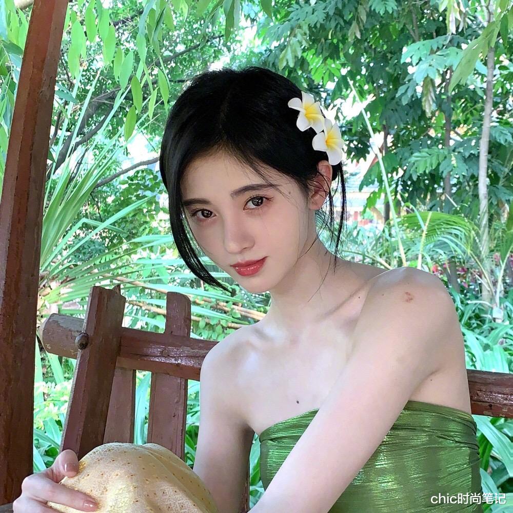 chic时尚笔记|去海边或者水上乐园，怎样不费心机体现“ 清水出芙蓉 ”的感觉
